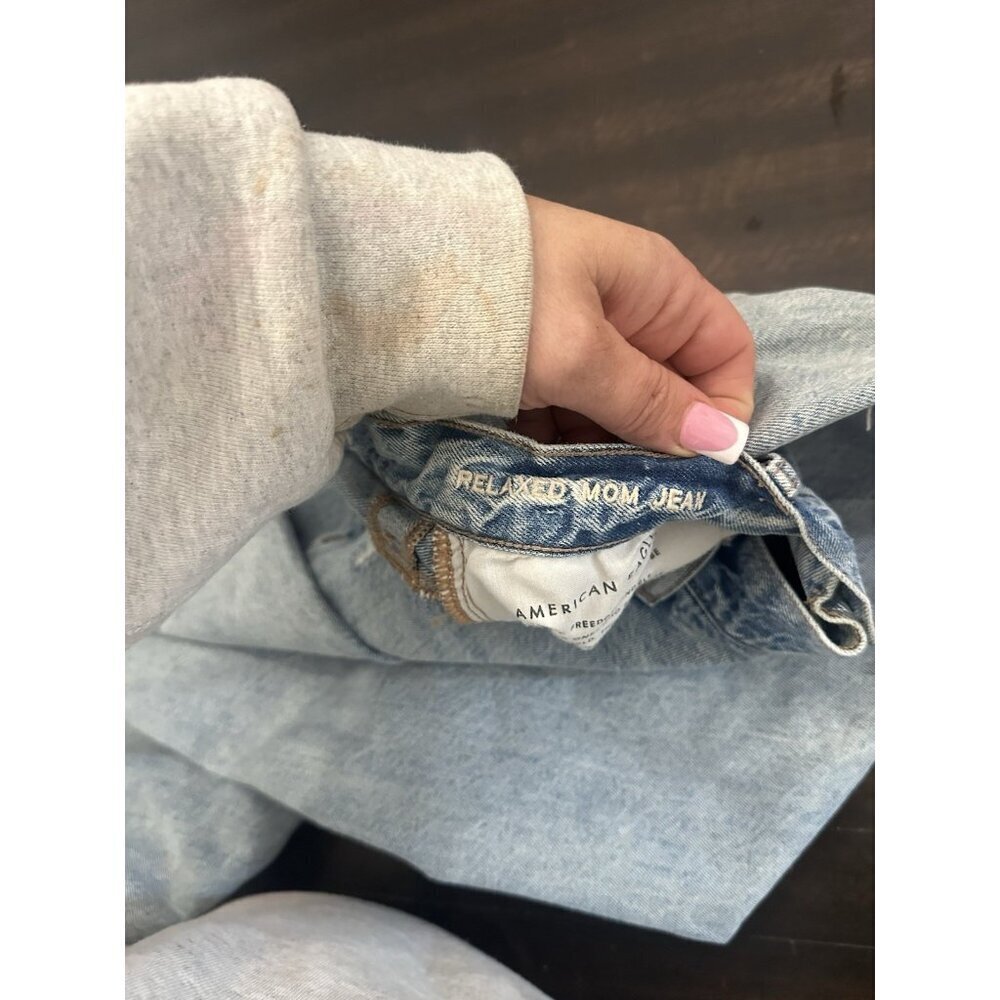 Women’s American Eagle Relaxed Mom Jeans Size 4 Long - Picture 3 of 6